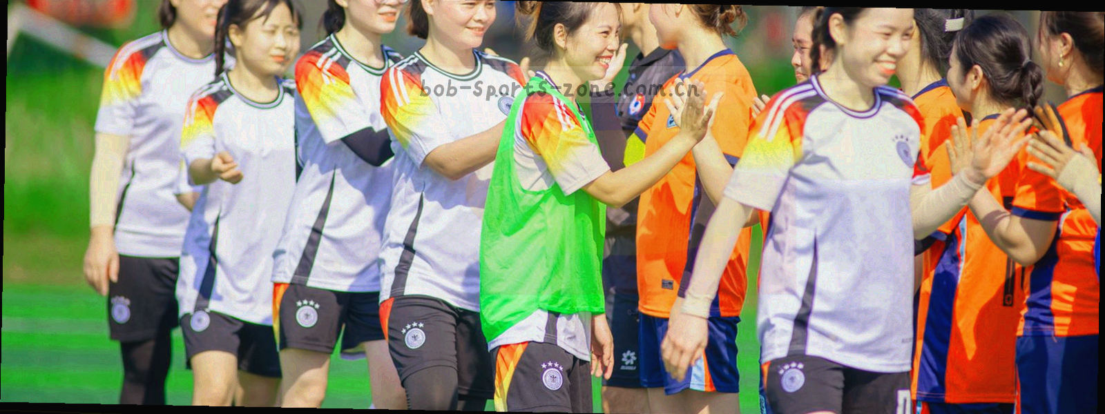 观赛空间内球迷的剪影与桌面光点，画面不出现可识别人脸